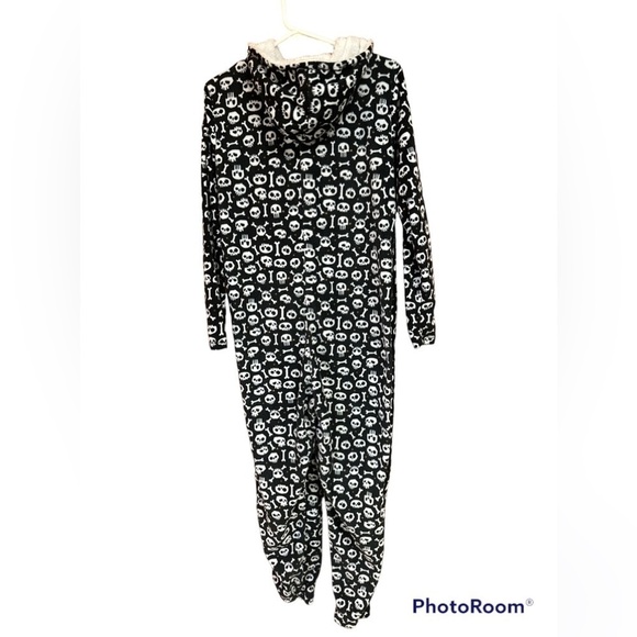 Happy Halloween Poof Skull & Crossbones Zippered Hooded Loungewear PJ Onsie Med - Picture 2 of 12